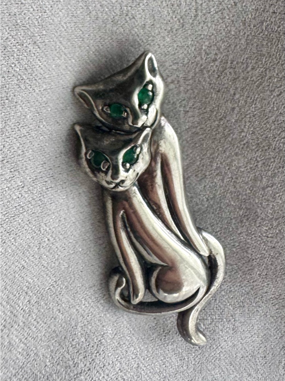 Vintage 925 Sterling Silver Cat brooch with emerald eyes.
